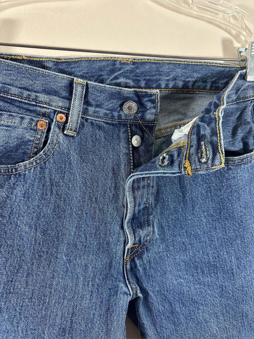 Levis 501 Mens Original Fit Button Fly Straight Leg Size 30x32 Blue Denim Jeans - Picture 2 of 13